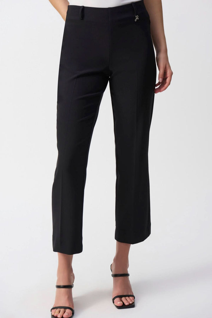 Pantalon droit noir extensible à taille mi-haute avec jambe raccourcie et poches arrière.
