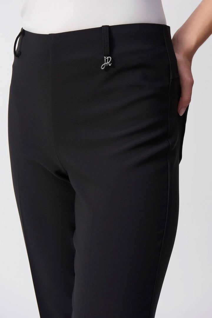 Pantalon droit extensible noir, taille mi-haute avec poches et ceinture, coupe soignée et décontractée.