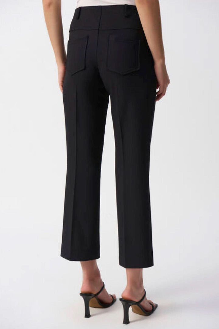 Pantalon droit extensible taille mi-haute avec poches arrière, vue arrière, longueur d'entrejambe de 69 cm.