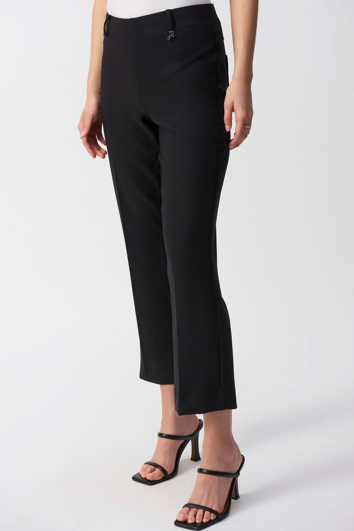Pantalon droit extensible noir mi-haut avec poches et cheville raccourcie, porté par un mannequin.