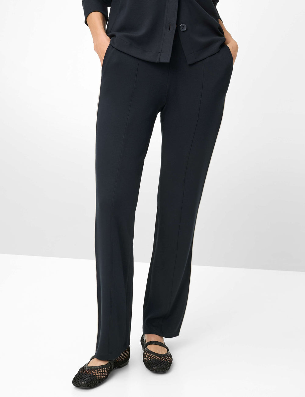 Pantalon droit à bandes latérales MALIA noir avec taille élastique et bandes contrastantes pour un look moderne et élégant.