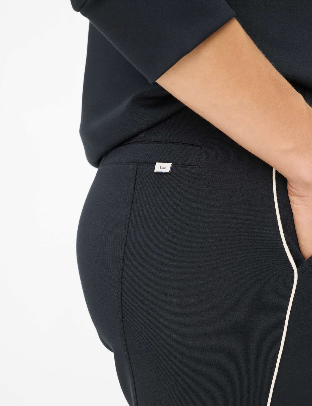 Gros plan sur le Pantalon droit à bandes latérales MALIA, montrant les détails de bande contrastante sur le côté pour un style moderne.