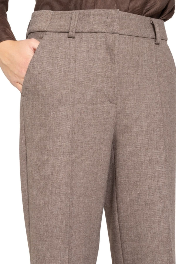 Pantalon droit à jambe large en matière souple, taille haute, avec passants, idéal pour un look chic élégant au bureau.