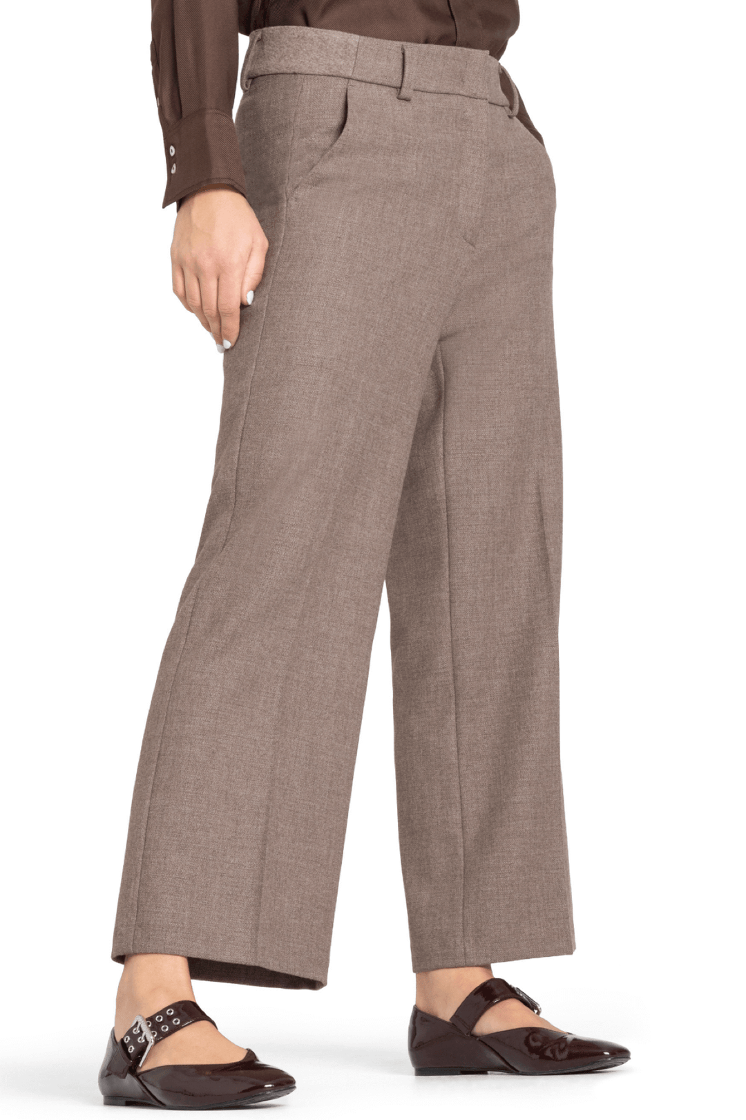 Pantalon droit à jambe large en matière souple, taille haute, porté pour un look élégant et polyvalent.
