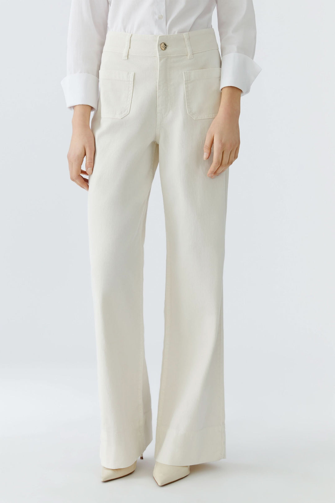Pantalon droit à poches plaquées pour une élégance structurée et pratique, idéal pour le bureau ou le quotidien.