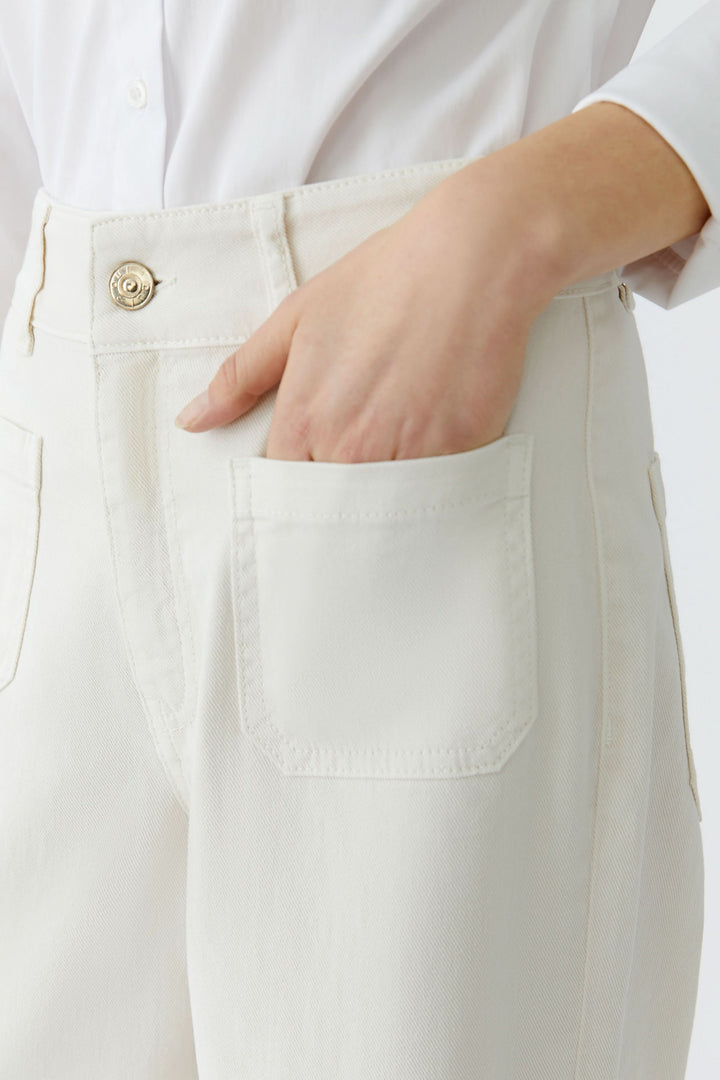 Pantalon droit à poches plaquées avec main dans la poche, détail moderne et fonctionnel