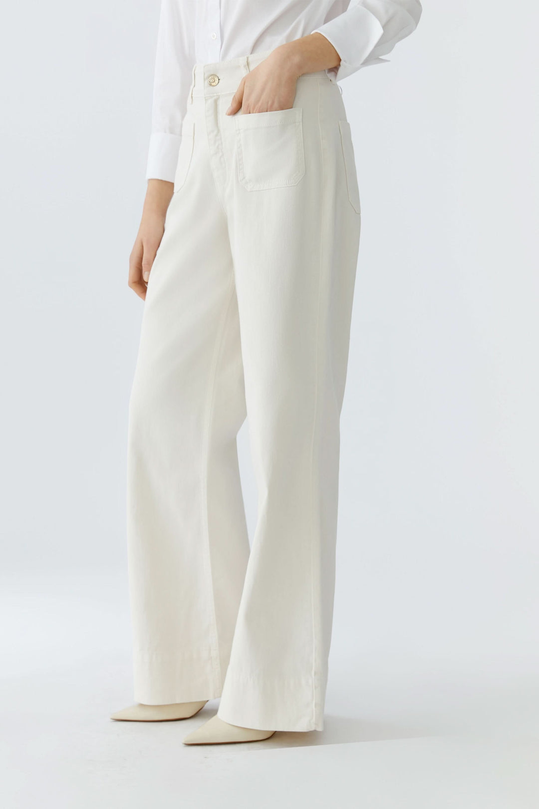 Pantalon droit à poches plaquées blanc, coupe élégante, longueur pleine, poches avant, idéal pour le quotidien et le bureau.
