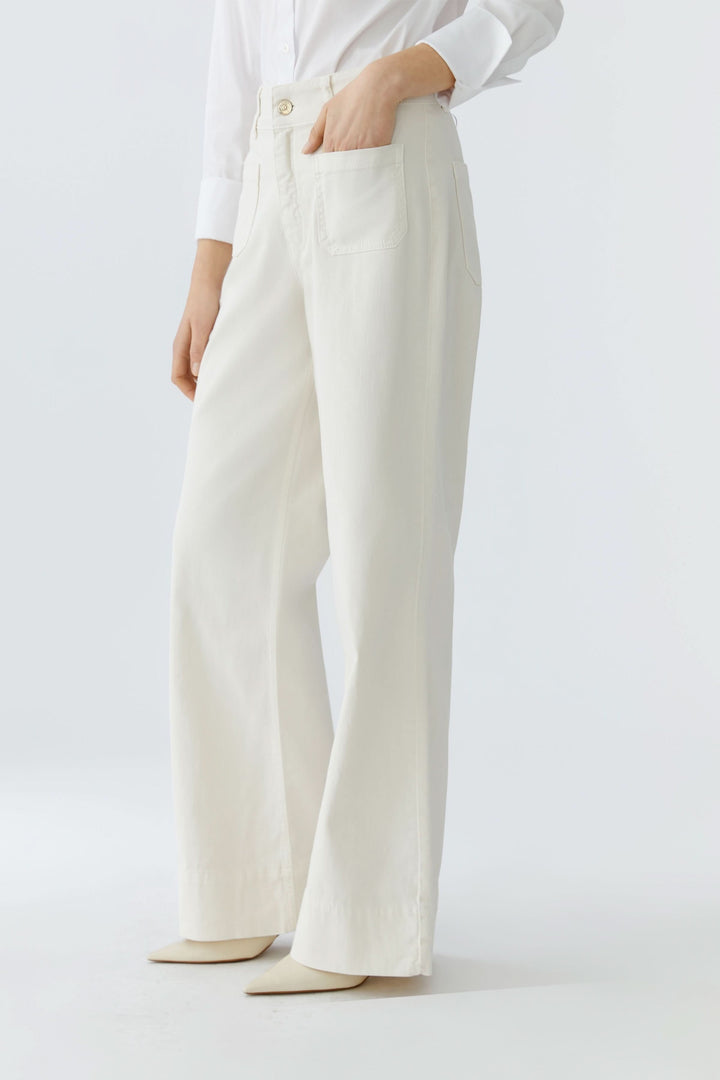 Pantalon droit à poches plaquées blanc, coupe élégante, longueur pleine, poches avant, idéal pour le quotidien et le bureau.