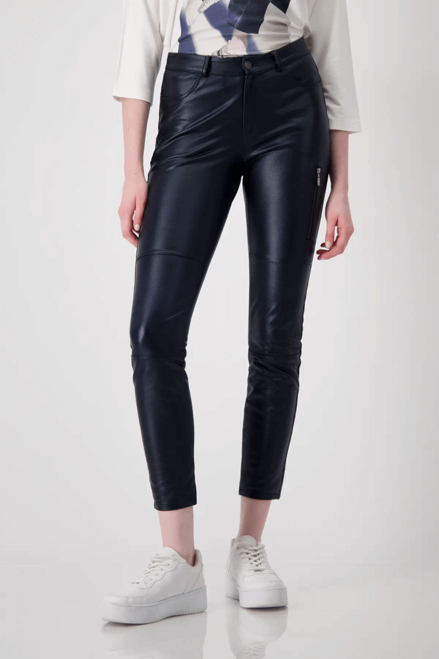 Pantalon ajusté effet cuir noir, coupe slim et détails zippés pour un look urbain chic.