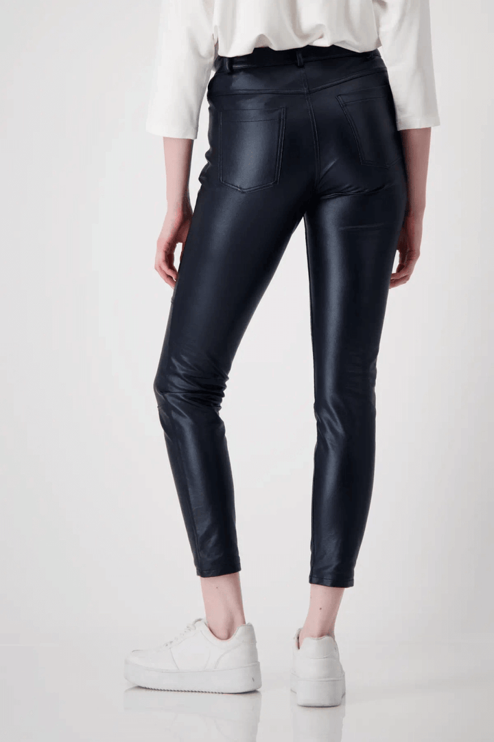 Pantalon ajusté effet cuir noir, coupe slim, détails zippés, conçu pour un look urbain chic.
