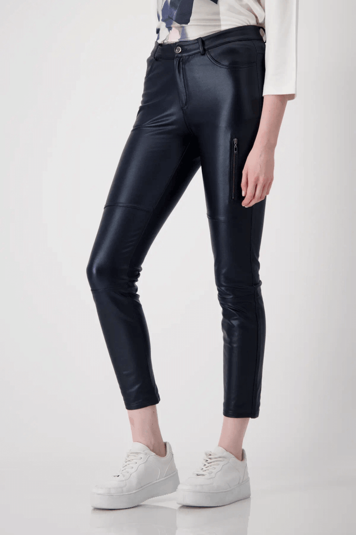 Pantalon slim effet cuir ajusté avec détails zippés, parfait pour un look urbain chic.