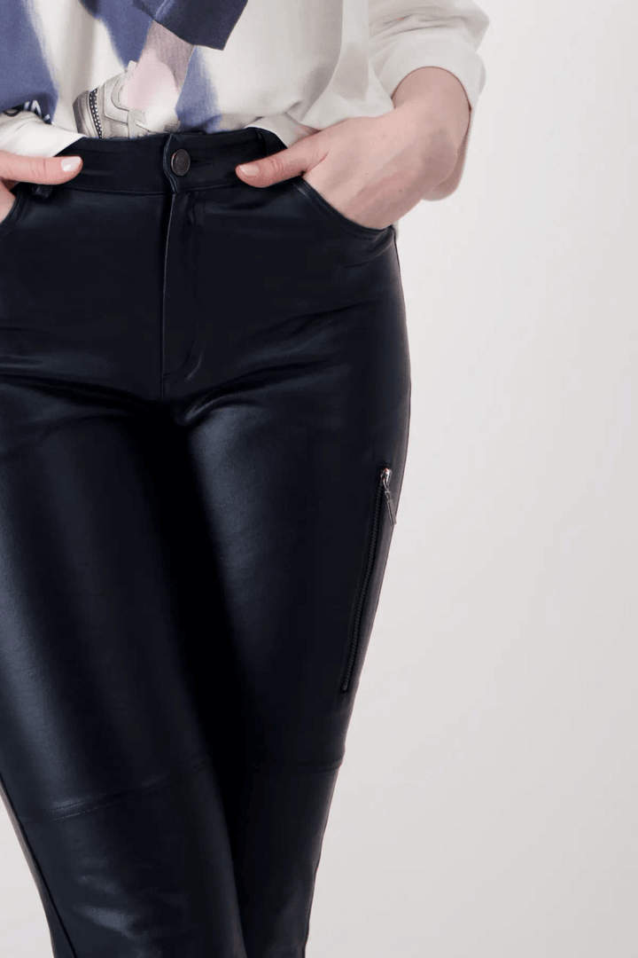 Pantalon ajusté effet cuir noir avec poches et détails zippés pour un look urbain chic.