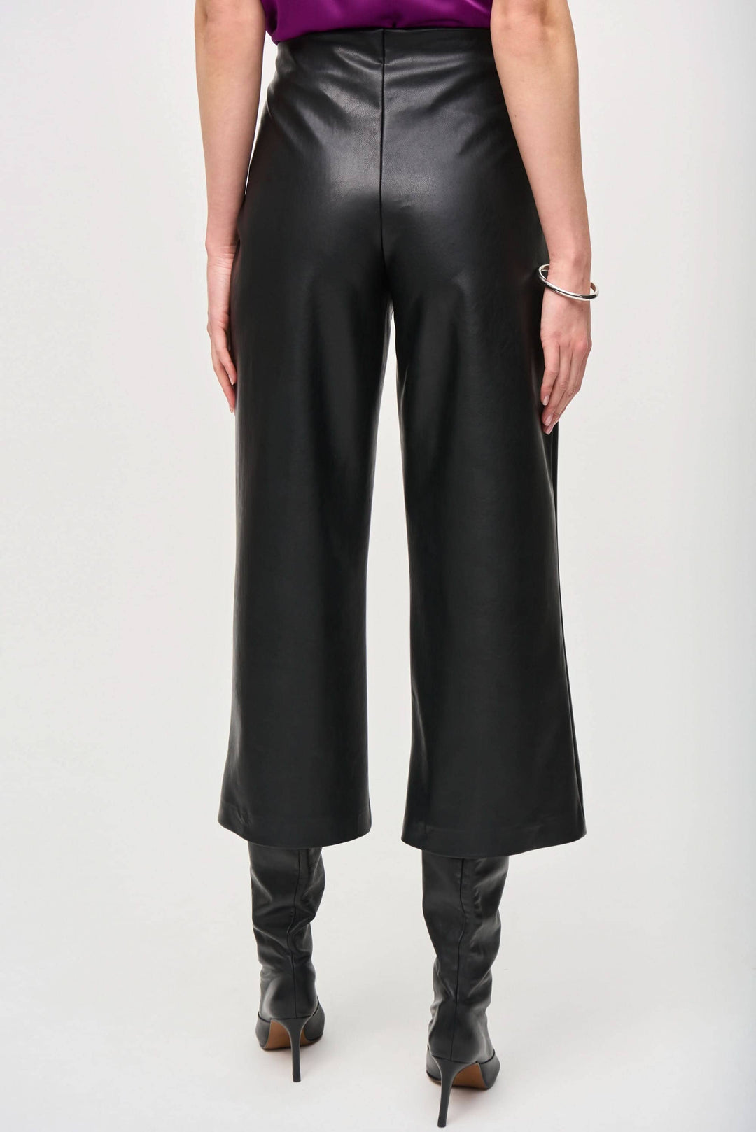 Pantalon 3/4 effet cuir souple, taille haute, coupe large, porté par un mannequin vue arrière.