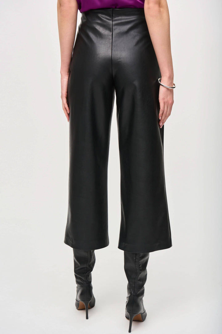 Pantalon 3/4 effet cuir souple, taille haute, coupe large, porté par un mannequin vue arrière.