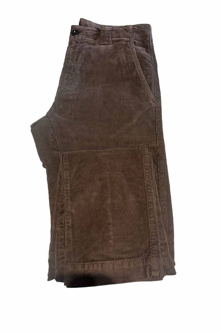 Pantalon en corduroy avec braguette zippée et poches, coupe ergonomique, couleur chocolat.