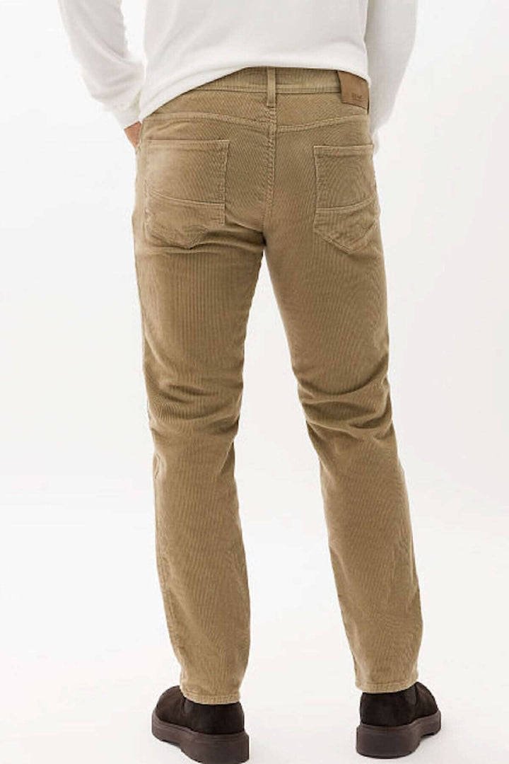 Pantalon en corduroy pour homme, coupe droite, vue arrière, couleur beige, idéal pour un look moderne et élégant.