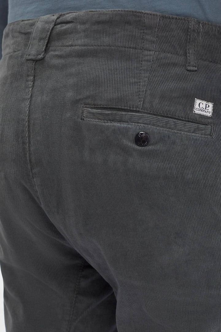 Détail du pantalon en corduroy C.P. Company, montrant la poche arrière et le logo.