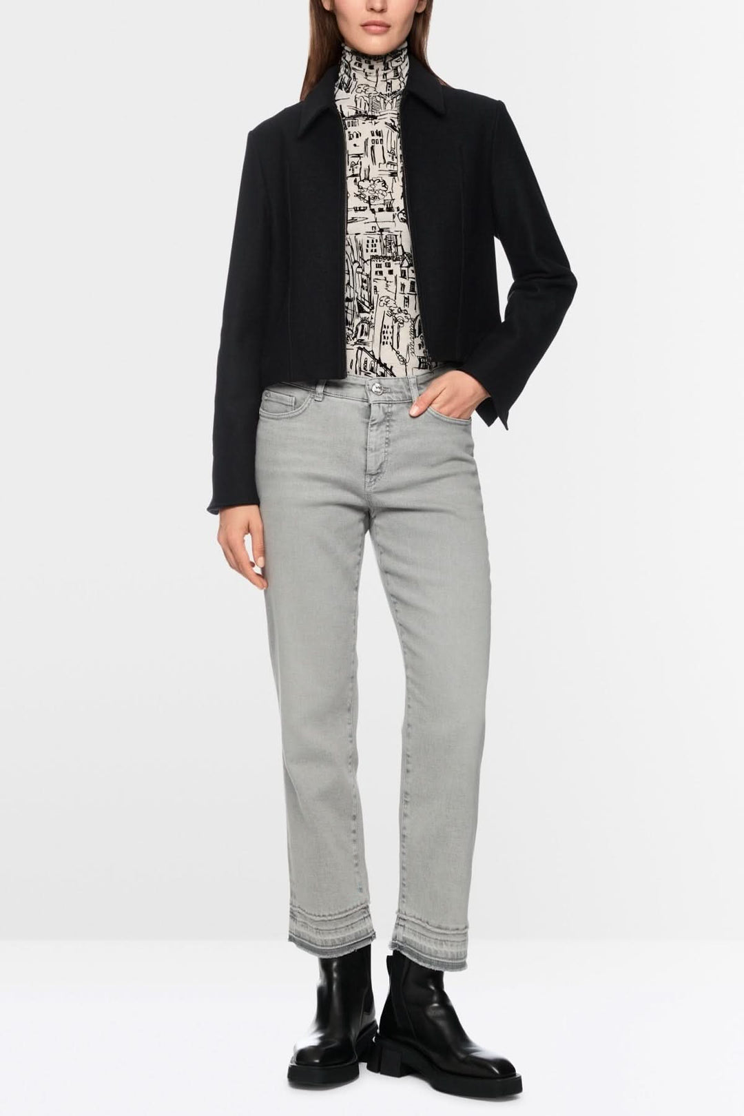 Pantalon en denim moderne et décontracté, coupe droite, taille mi-haute, bas effiloché, style contemporain. Décris moi le produit.