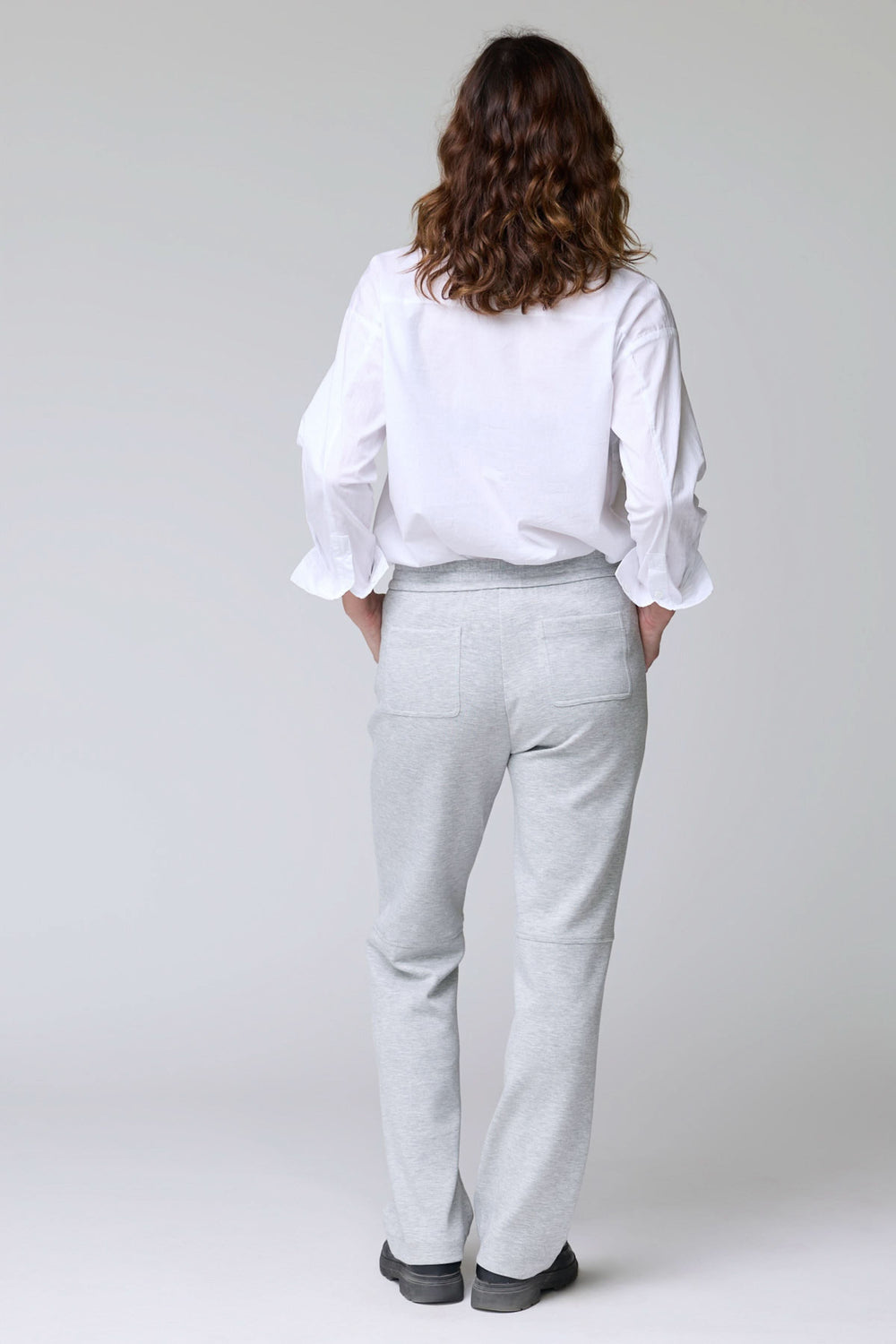 Pantalon en jersey ajustable, femme vue de dos, tissu doux, coupe droite et élégante, idéal pour confort et style décontracté.