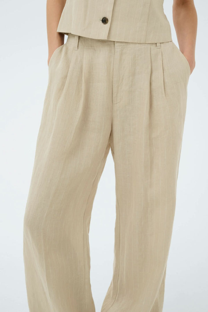 Pantalon en lin Aliya, coupe droite, léger et élégant avec plis à l’avant, idéal pour la saison chaude.