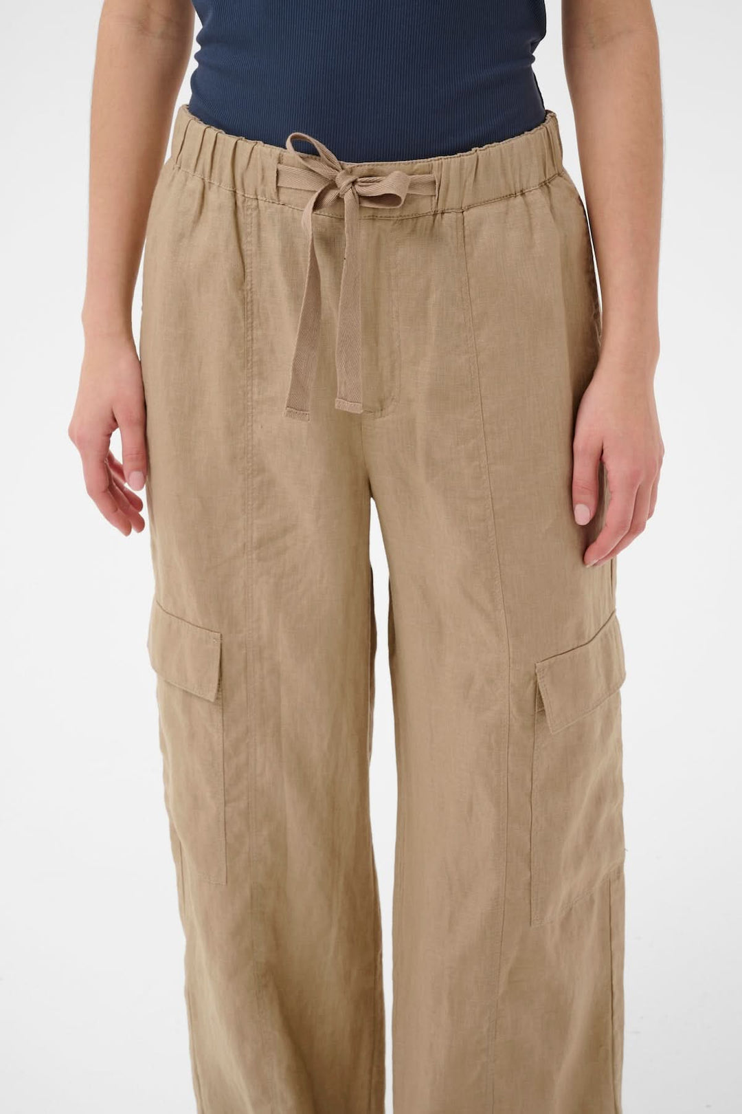 Pantalon en lin Atena avec coupe ample et taille élastique pour un style décontracté et fonctionnel.