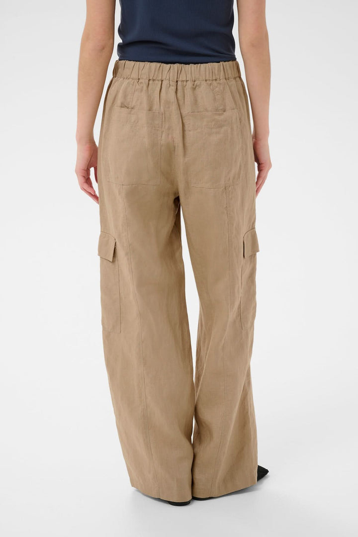 Dos du Pantalon en lin Atena avec poche cargo, coupe ample et taille élastique pour confort quotidien.