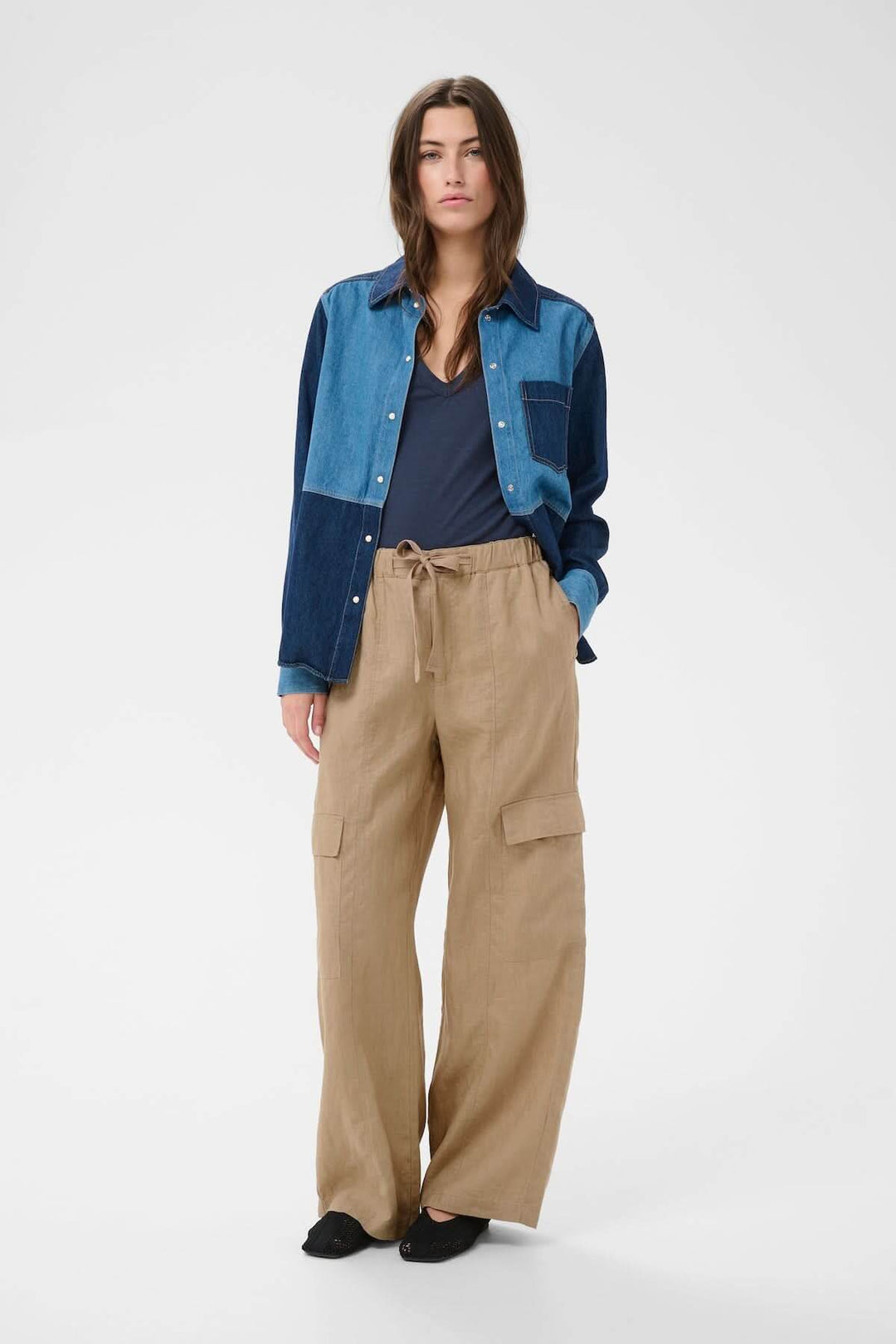Pantalon en lin Atena, coupe droite et ample, avec taille élastique ajustable pour un confort utilitaire et allure décontractée.