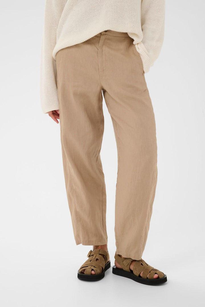 Pantalon en lin Atima coupe droite en tissu naturel pour une silhouette fluide et confortable au quotidien.