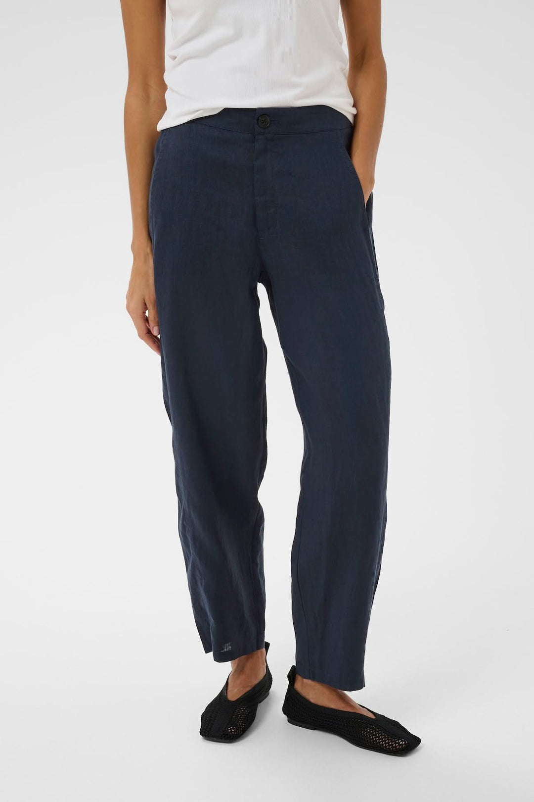 Femme portant Pantalon en lin Atima bleu foncé, coupe droite et jambes souples, pour un look confortable et polyvalent au quotidien.
