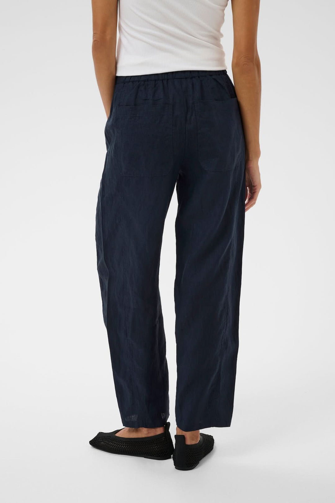 Vue arrière du Pantalon en lin Atima bleu foncé avec coupe droite, porté par un mannequin, soulignant son style épuré et confortable.