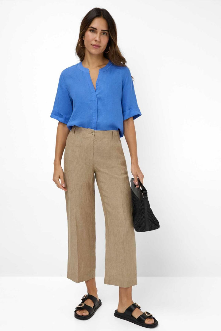 Femme portant un Pantalon en lin MAINE S à jambe large et longueur écourtée, parfait pour l'été. Taille mi-haute flatteuse et confortable.