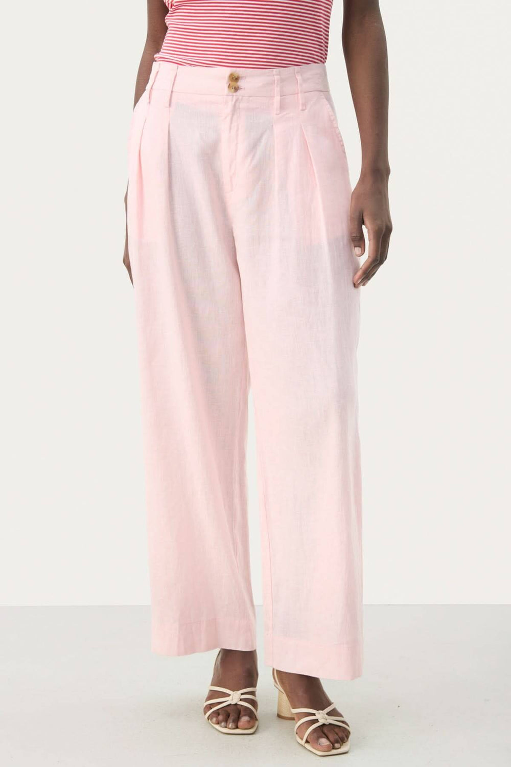 Pantalon en lin Nanati, jambes larges, couleur rose, avec plis à la taille et poches latérales.