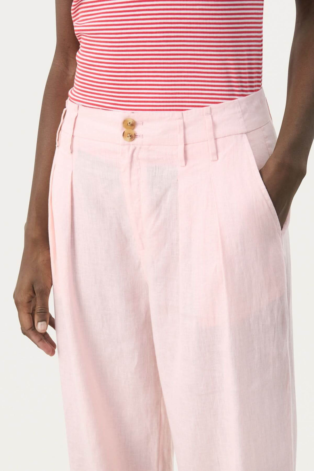Pantalon en lin Nanati à jambes larges, avec double ganses, poches latérales et plis à la taille.