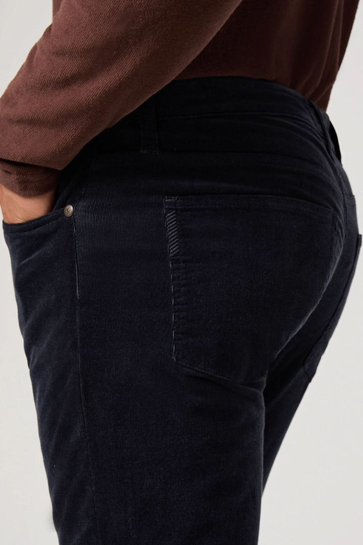 Pantalon en micro corduroy pour homme, coupe ajustée, vue latérale. Élégance décontractée et confort parfait. Micro-velours côtelé.