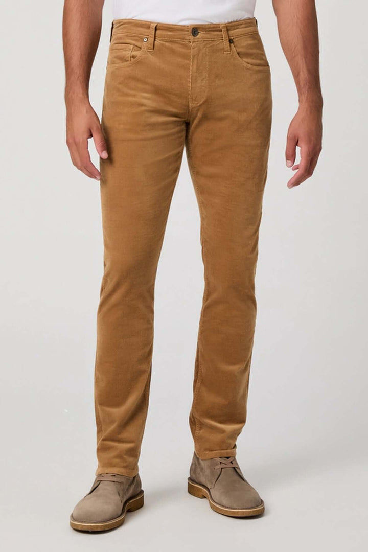 Pantalon en micro corduroy marron pour homme, coupe ajustée élégante, confort supérieur avec douceur du micro-velours côtelé.