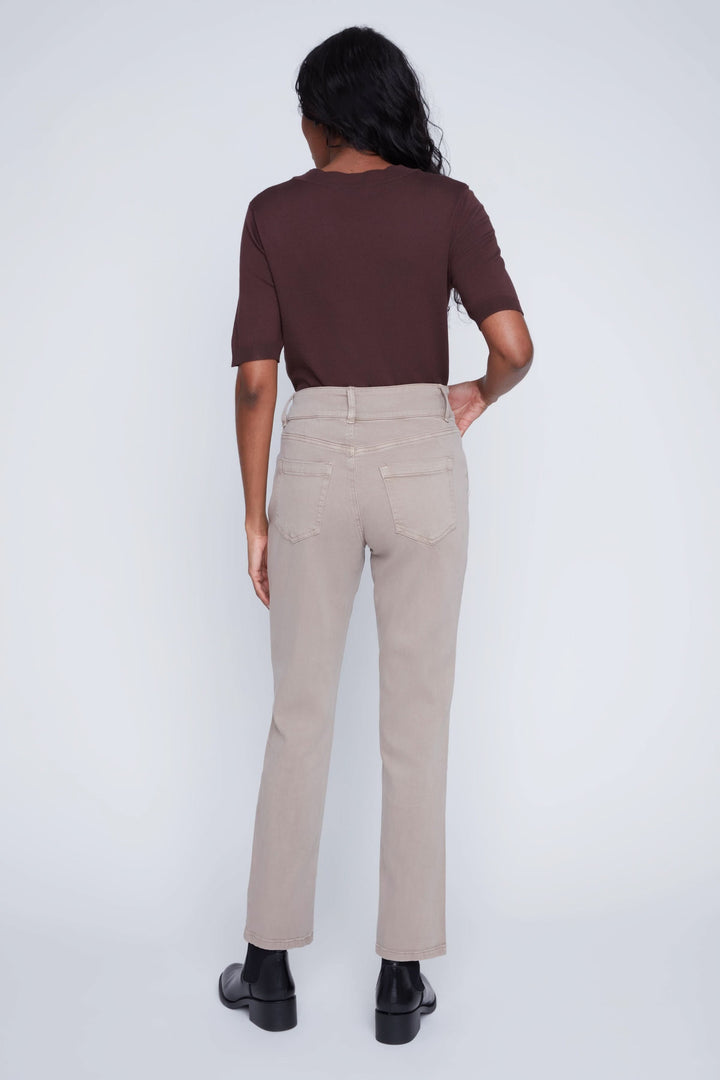 Femme portant un pantalon en tencel à coupe droite et taille haute, vue de dos, montrant la silhouette élégante.