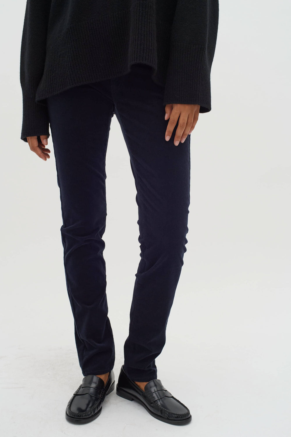 Pantalon en velours bleu marine ajusté, idéal pour l'automne et l'hiver, stylé et confortable.