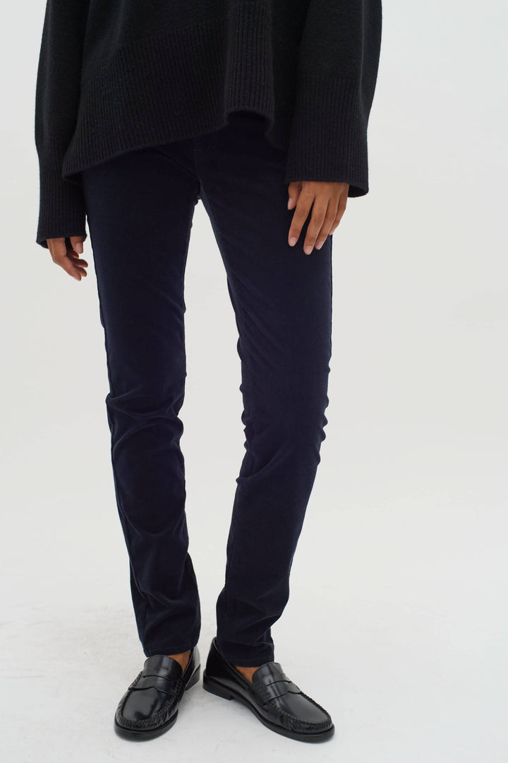 Pantalon en velours bleu marine ajusté, idéal pour l'automne et l'hiver, stylé et confortable.