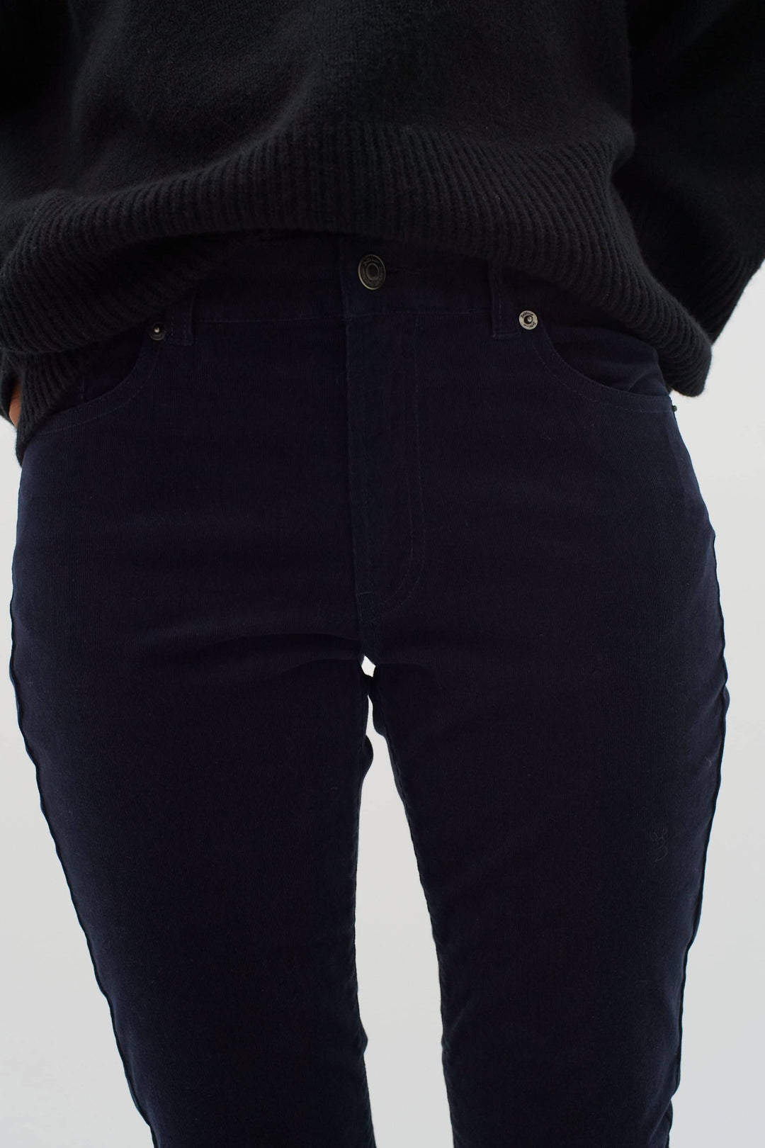 Pantalon en velours bleu marine, coupe ajustée, idéal pour l'automne et l'hiver, confort et élégance.