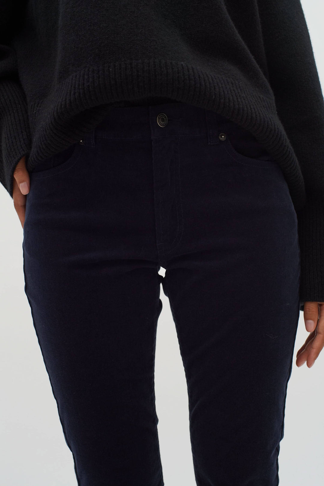 Pantalon en velours Rylie bleu marine, ajusté pour un style chic et confortable.