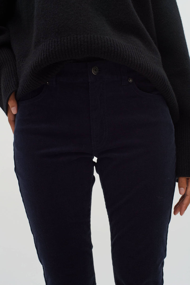 Pantalon en velours Rylie bleu marine, ajusté pour un style chic et confortable.