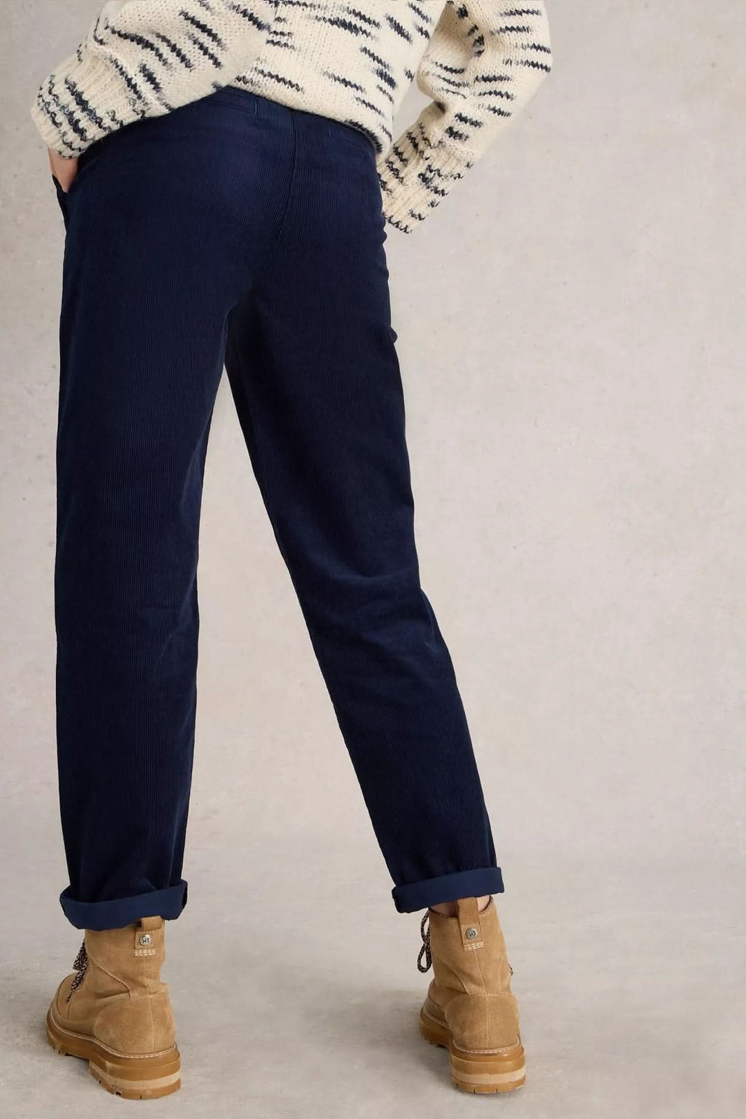 Pantalon en velours côtelé Twister, coupe droite, porté avec des bottes, vue arrière.