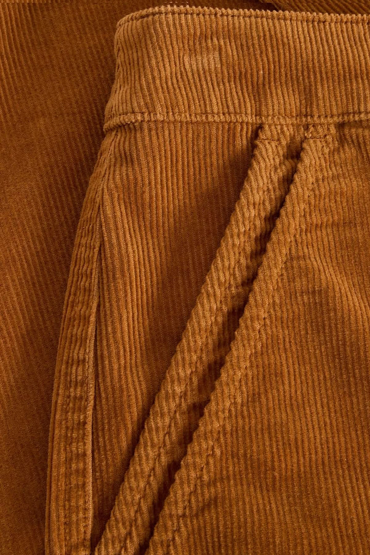 Détails du pantalon en velours côtelé Twister, montrant la texture et les poches en couleur caramel.