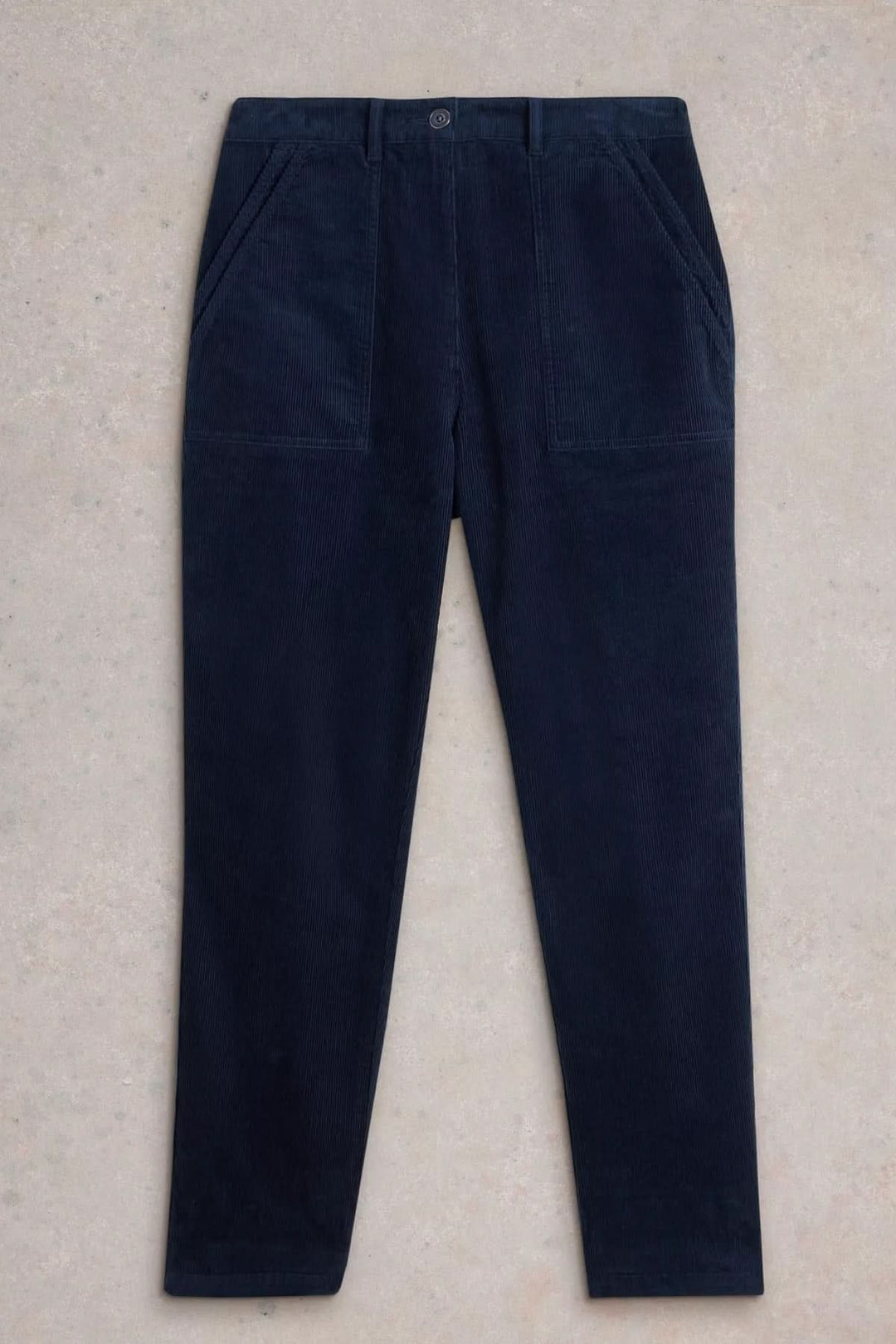 Pantalon en velours côtelé bleu marine, coupe droite, pleine longueur avec poches, idéal pour un look décontracté.