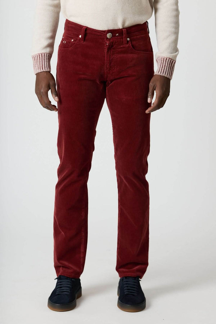 Homme portant le Pantalon en velours côtelé cinq poches Michelangelo rouge, coupe regular slim, élégance hivernale casual chic.