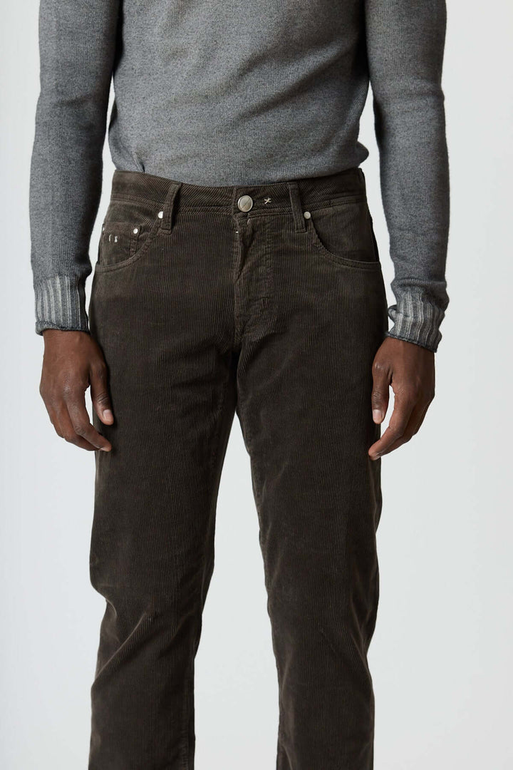 Pantalon en velours côtelé cinq poches Michelangelo, coupe regular slim, couleur brun, porté avec un pull gris clair, style casual chic.