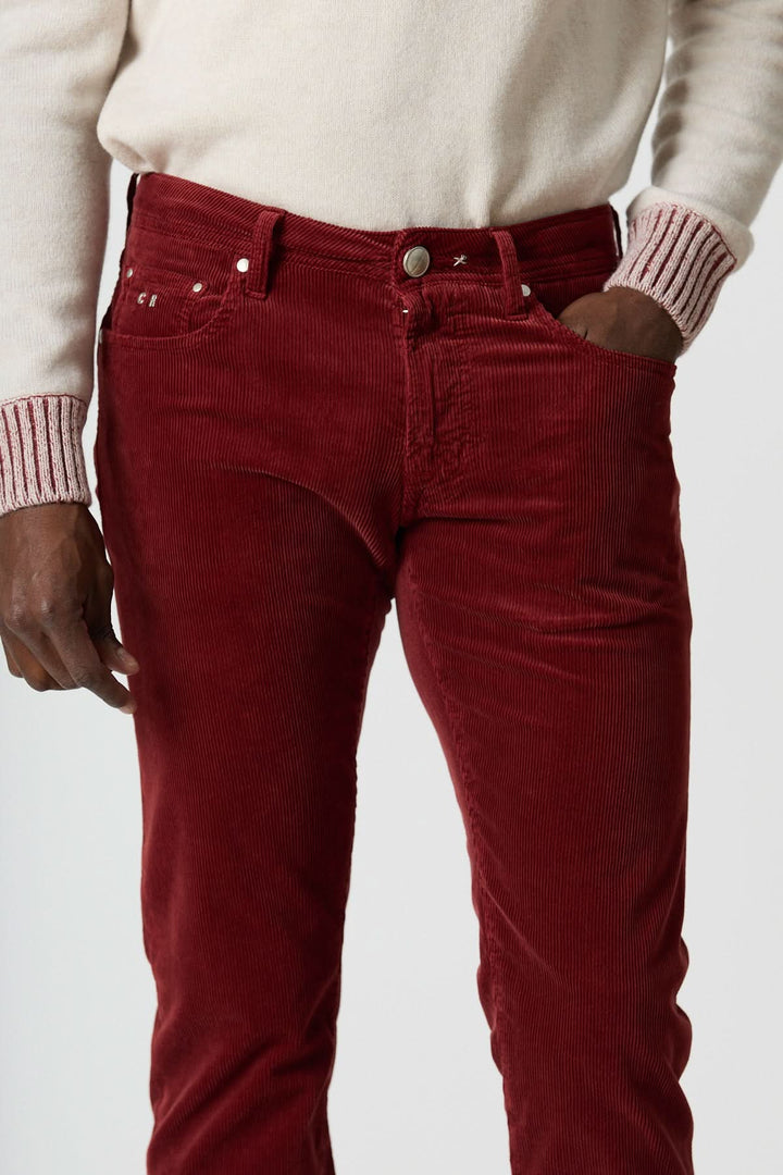 Pantalon en velours côtelé cinq poches Michelangelo en rouge, coupe regular slim pour un style casual chic et élégant.
