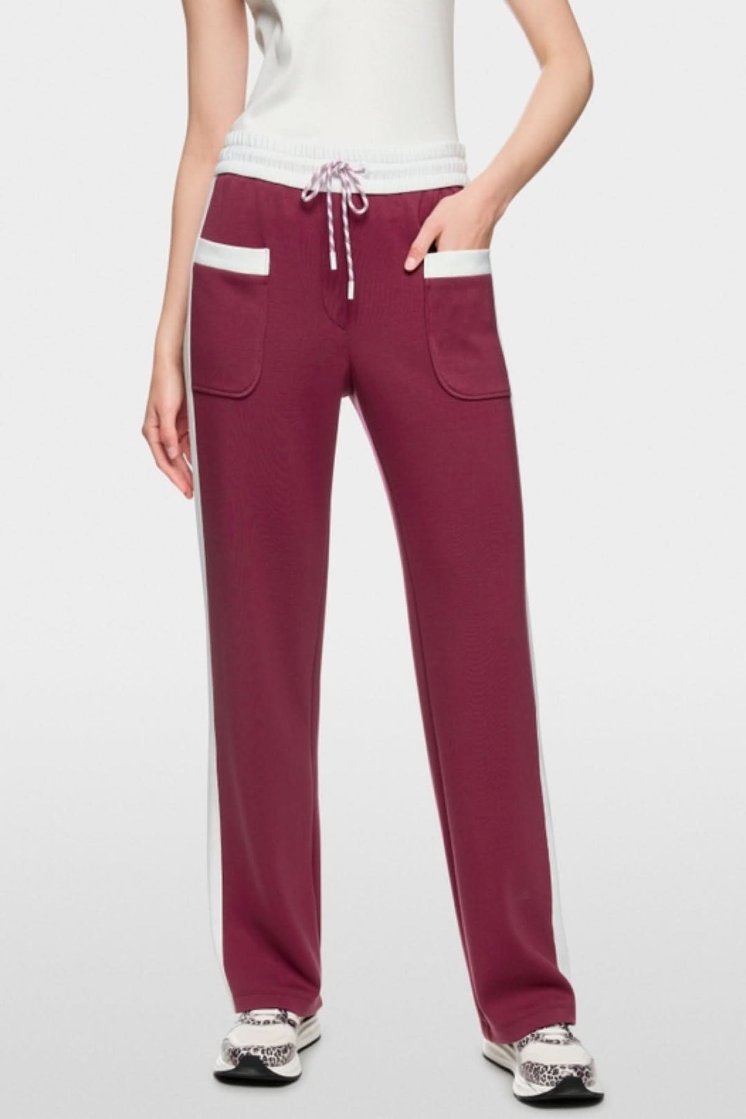 Pantalon à enfiler Washington rouge avec taille jogging élastique et poches latérales, rayures contrastées, taille normale.