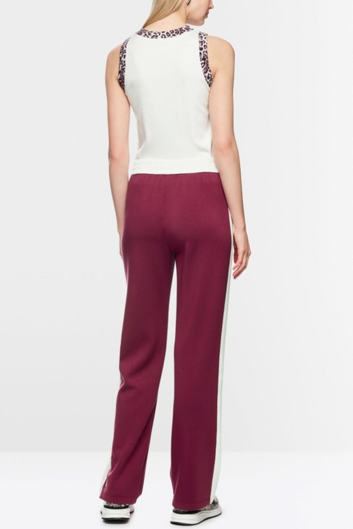 Pantalon à enfiler Washington large avec rayures contrastées et taille élastique pour un confort optimal. Poitrine dos visible.