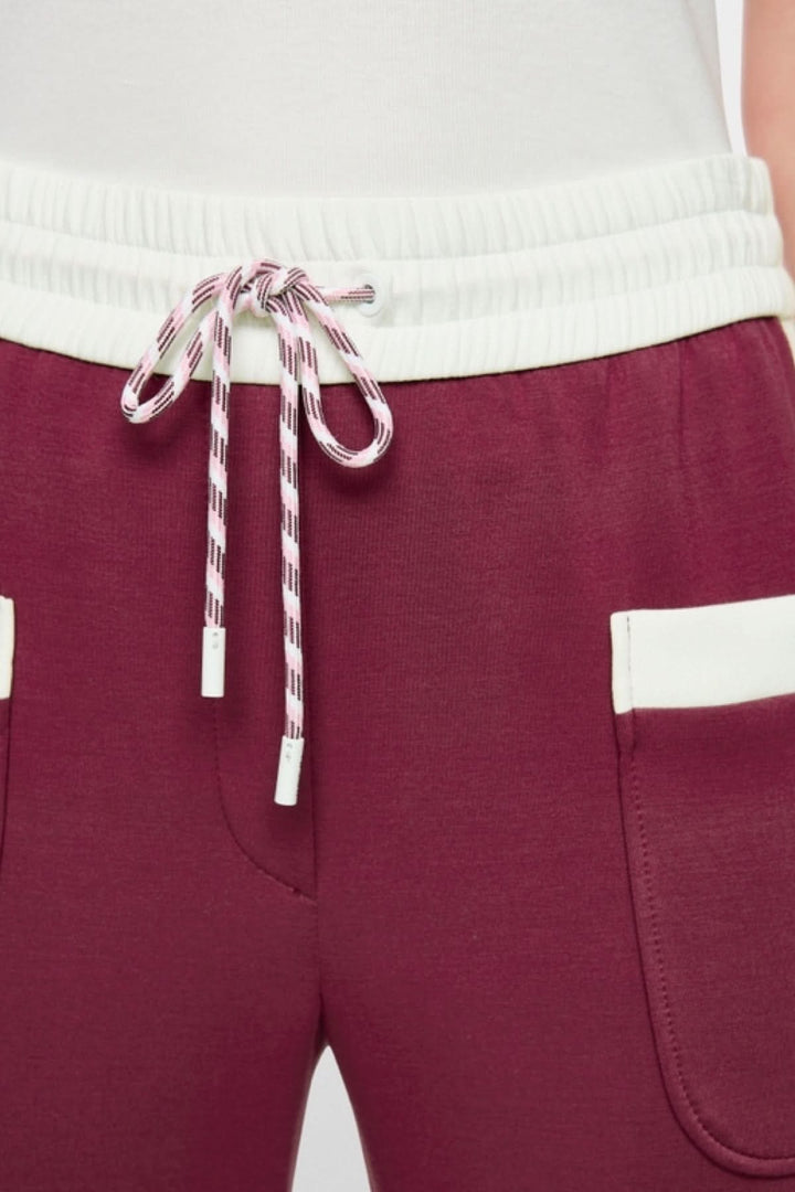 Pantalon à enfiler Washington avec taille jogging et poches latérales en matière fluide, rayures contrastées, bordeaux.